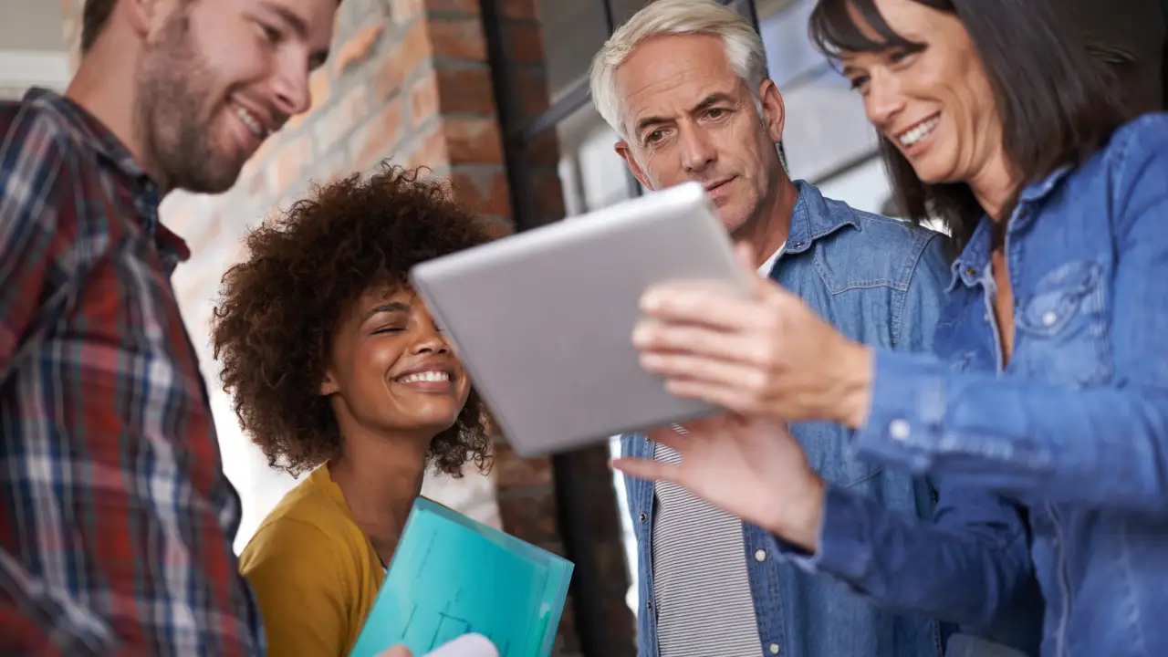 Estudiantes de BDU atendiendo a algo interesante mostrado en una tablet